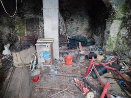 casa abandonada cheia de lixo na Itália foto