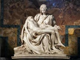 roma, itália - 14 de junho de 2019 - estátua pieta michelangelo saint peter church em roma vaticano foto