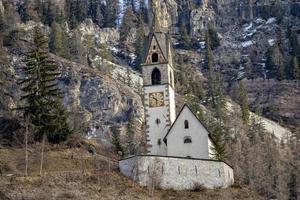 la valle la val igreja de montanha das dolomitas ao pôr do sol foto