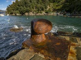 antigo poste de amarração enferrujado na vila pitoresca de portofino itália foto