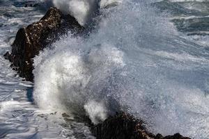 detalhe da onda grande da tempestade da tempestade do mar costeiro foto