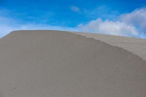 dunas de areia perto da praia do mar foto