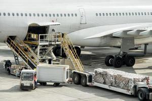 aeroporto de paris desembarque e carregamento de carga e passageiros foto