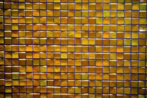 fundo de azulejo vitrificado mosaico laranja e amarelo foto