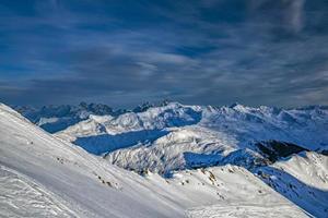 panorama dos alpes suíços da montanha parsenn no inverno foto