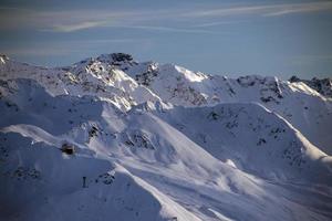 panorama dos alpes suíços da montanha parsenn no inverno foto