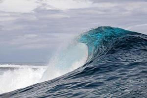detalhe do tubo de ondas de surf no oceano pacífico polinésia francesa tahiti foto