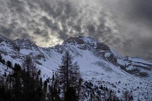 fanes montanha dolomitas no panorama de inverno foto