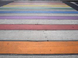 caminhada de pedestres com bandeira do arco-íris foto