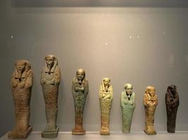 estatueta egípcia isolada em branco foto