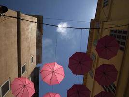 grasse frança guarda-chuvas rosa rua foto