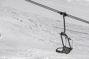 teleférico para esquiadores em fundo de dolomitas de neve de inverno foto