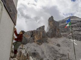 silhueta alpinista no panorama de montanhas de dolomitas tofane foto
