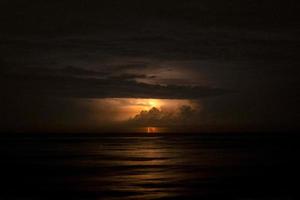 tempestade e relâmpagos sobre o mar negro foto