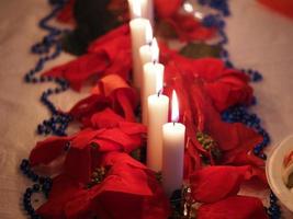 velas de natal na mesa foto