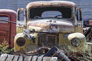 velho caminhão enferrujado abandonado foto