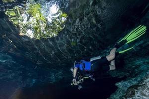 mergulho em caverna no cenote do méxico foto