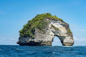 ilha de nusa penida em vista de bali indonésia foto