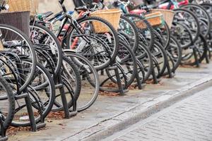 muitas bicicletas em cambridge grã-bretanha foto