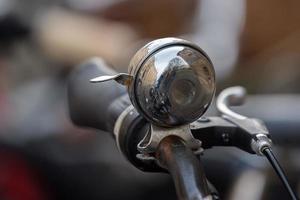 campainha de bicicleta antiga em cambridge grã-bretanha foto