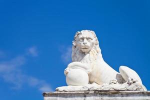 estátua de leão em estilo romano foto