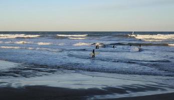 surfistas ao longo da costa de valência, espanha foto