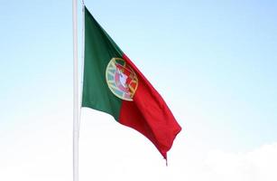 bandeira nacional portuguesa em um dia ensolarado foto