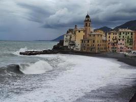 Camogli, Liguria, Itália, pitoresca vila de pescadores durante a tempestade do mar foto