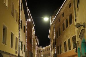 vila de brunico à noite em luzes de natal de dezembro foto