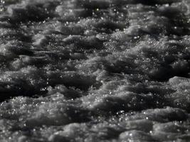 detalhe de neve congelada de dolomitas na montanha foto