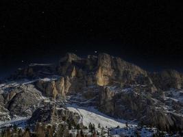 estrelas do céu noturno nas dolomitas neve panorama val badia armentara foto