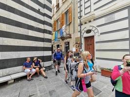 monterosso al mare, itália - 8 de junho de 2019 - vila pitoresca de cinque terre itália está cheia de turistas foto