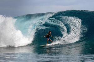 tahiti, polinésia francesa - 5 de agosto de 2018 - dias de treinamento de surfista antes da competição billabong tahiti no recife teahupoo foto