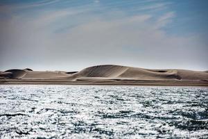 dunas de areia da praia na vista da paisagem da califórnia foto