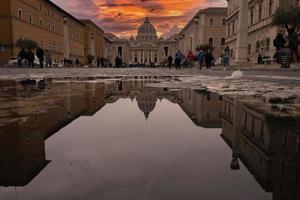 Cidade do Vaticano, Roma - 26 de fevereiro de 2022 - vista do pôr do sol da Basílica de São Pedro foto