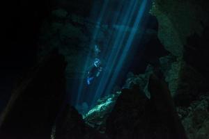 mergulho em caverna no cenote do méxico foto