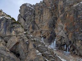 gelo na rocha nas dolomitas da montanha de fanes no panorama de inverno foto