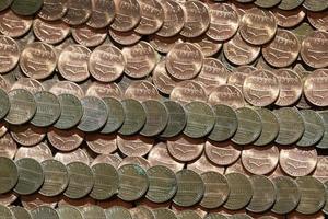 detalhe de centenas de moedas de um centavo foto