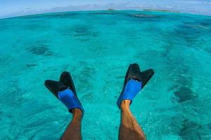 snorkeling nas águas cristalinas tropicais da polinésia foto