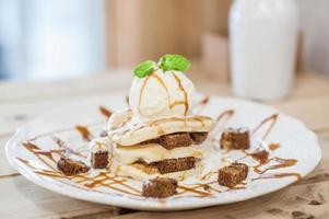 brownies e panquecas de caramelo de chocolate foto