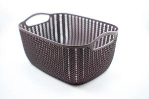 cesta de plástico marrom com padrão tecido em um branco foto