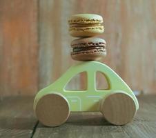 biscoitos doces no carro de brinquedo de madeira foto