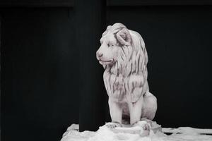 escultura de leão sentado isolada em blackground preto foto