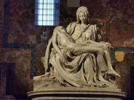 roma, itália - 14 de junho de 2019 - estátua pieta michelangelo saint peter church em roma vaticano foto