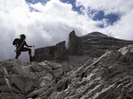 silhueta alpinista no panorama de montanhas de dolomitas tofane foto