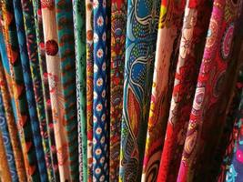 muitas cores roupas de tecido indiano no mercado foto