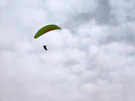 parapente no céu nublado foto