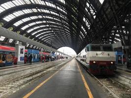 milão, itália - 9 de abril de 2018 - corvo da estação ferroviária central de milão foto