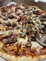 pizza com cogumelos e pimenta preta foto