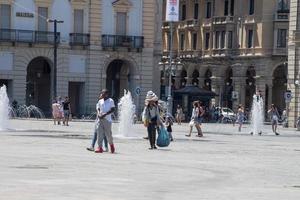 Turim, Itália - 17 de junho de 2017 - turista na Piazza Castello em dia ensolarado foto